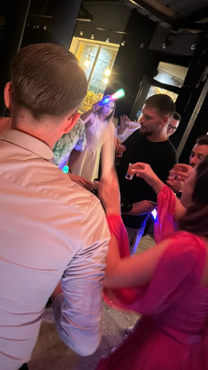 Invitați la un eveniment privat, în luminile petrecerii